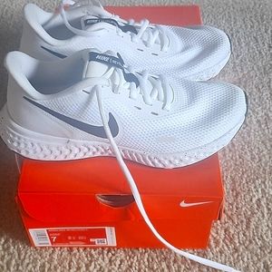 Womens Nike Revolution 5 Shoes